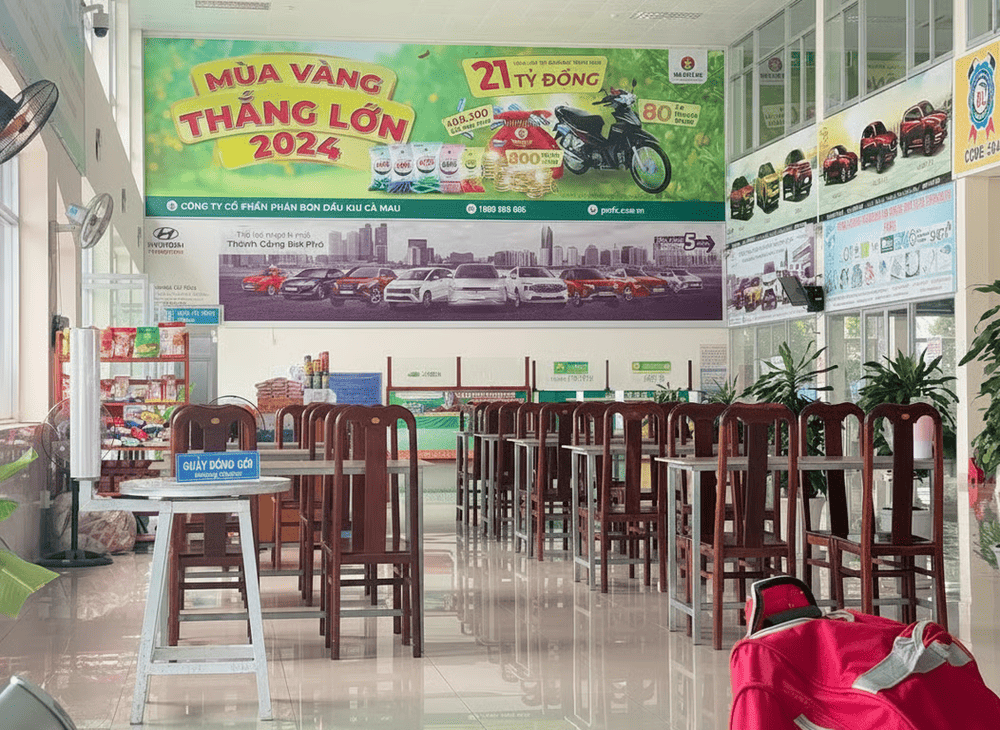 Khu vực ăn uống trong nh&agrave; ga h&agrave;nh kh&aacute;ch s&acirc;n bay C&agrave; Mau